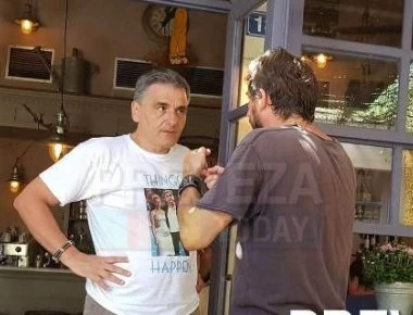 Με μπλουζάκι με τον ίδιο και την Σκάρλετ Γιόχανσον ως ζευγάρι κυκλοφορεί ο Τσακαλώτος στην Πρέβεζα (φώτο-βίντεο)